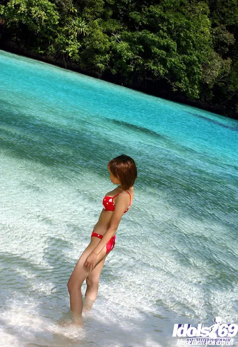 Minami Aikawa: Thick Japanese Babe Poses in Lingerie and a Bikini on the Beach – photo 9 of 16