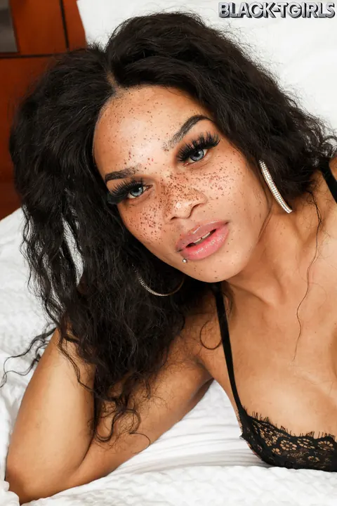 Ebony Trans Woman in Heels Spreads Her Legs – photo 2 of 16