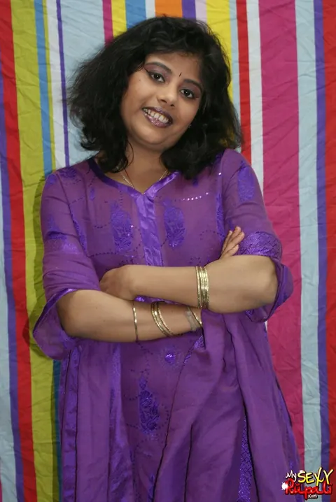 Indian MILF Undresses and Spreads Her Legs – photo 1 of 12