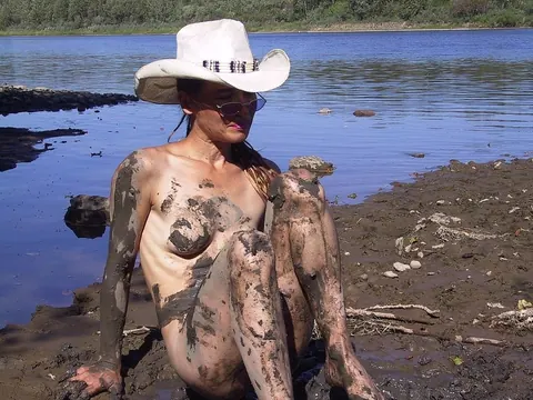 Slim MILF in Glasses Bares All in the Beach Mud – photo 16 of 21
