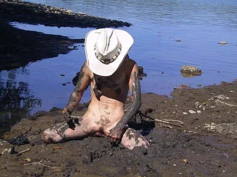 Slim MILF in Glasses Bares All in the Beach Mud – photo 7 of 21