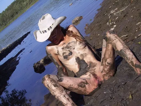 Slim MILF in Glasses Bares All in the Beach Mud – photo 6 of 21