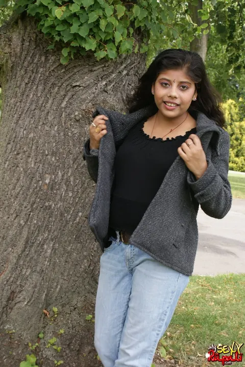 Indian Woman Undresses and Poses Naked – photo 4 of 15