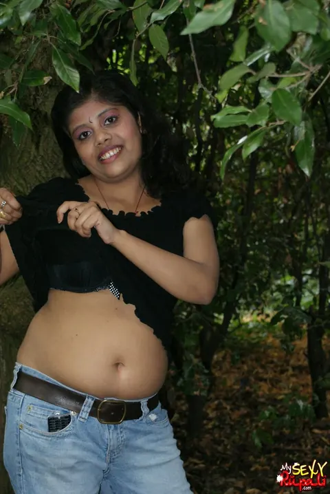 Indian Woman Undresses and Poses Naked – photo 7 of 15