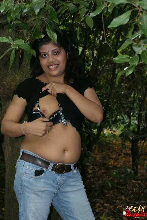 Indian Woman Undresses and Poses Naked – photo 8 of 15