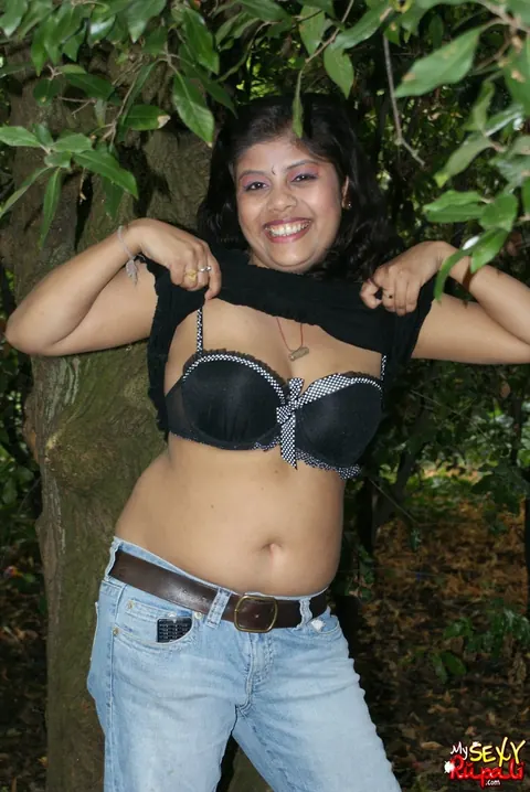 Indian Woman Undresses and Poses Naked – photo 9 of 15