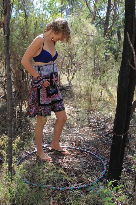 Kara Dashka: Curly Blonde Pulls Panties Aside and Spreads Her Pussy in the Forest – photo 4 of 21