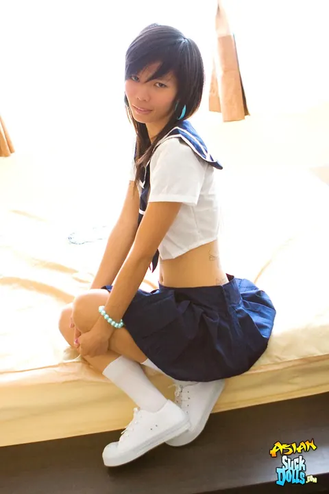 Slim Thai Strips Out of Her Uniform and Spreads – photo 4 of 21