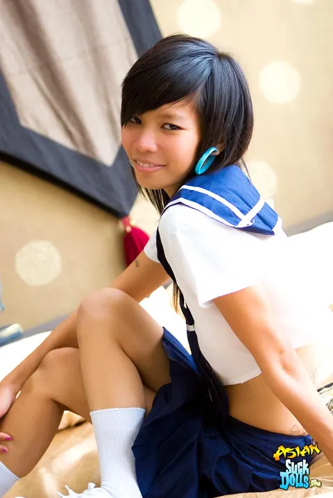 Slim Thai Strips Out of Her Uniform and Spreads – photo 7 of 21