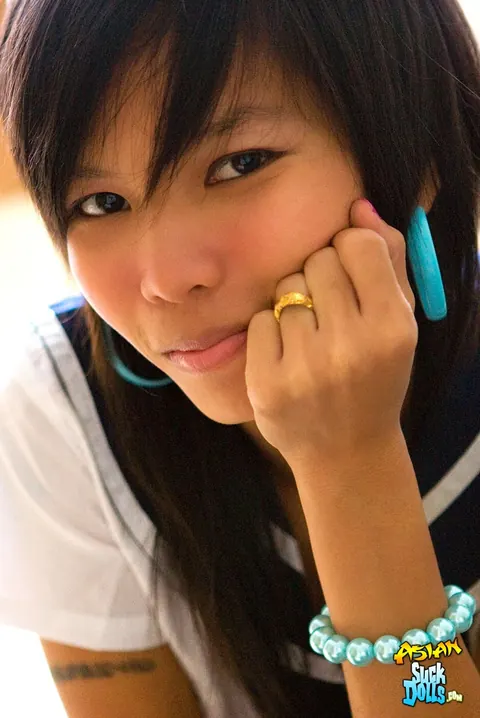 Slim Thai Strips Out of Her Uniform and Spreads – photo 2 of 21