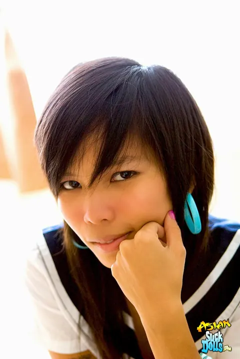 Slim Thai Strips Out of Her Uniform and Spreads – photo 3 of 21