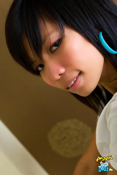 Slim Thai Strips Out of Her Uniform and Spreads – photo 8 of 21