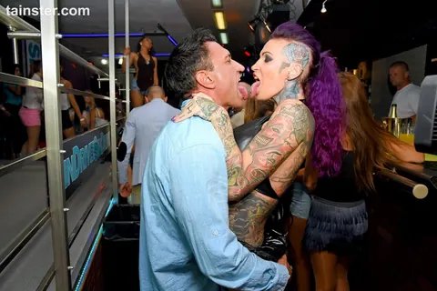 Calisi Ink: Blonde MILF and Brunette Turn Club Night into Public Threesome – photo 1 of 15