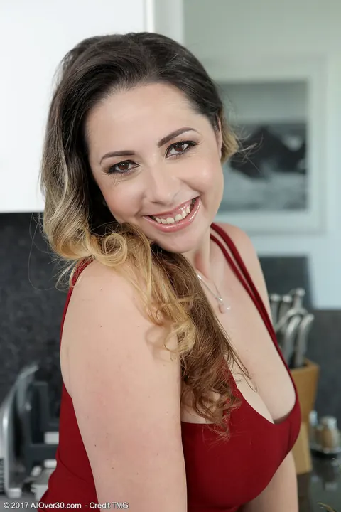 Daria Glower: Thick Czech MILF in the Kitchen Pulls Panties Aside and Spreads – photo 1 of 15