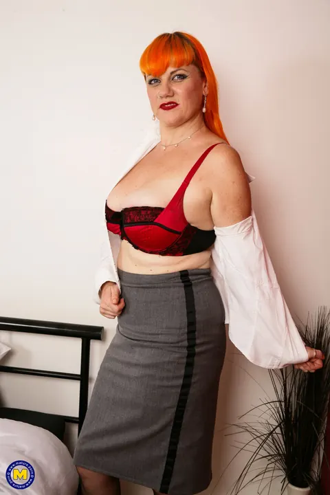 Velvetina Fox: British MILF Undresses and Toys Her Hairy Pussy – photo 4 of 21