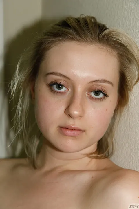 Kerin Metzger: Short-Haired Blonde Amateur in Glasses Spreads Her Pussy – photo 11 of 13
