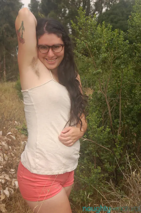 Pale BBW with Glasses Strips Outdoors and Spreads Her Hairy Bush – photo 2 of 21