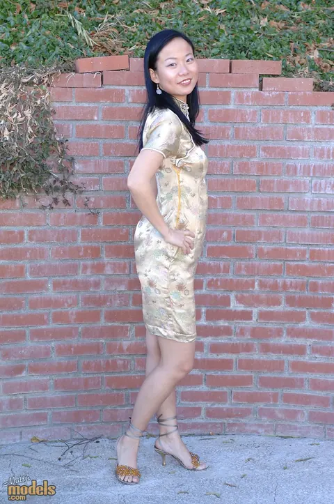 Niya Yu: Thick Asian MILF Stands Naked Outdoors After Stripping by a Wall – photo 4 of 16