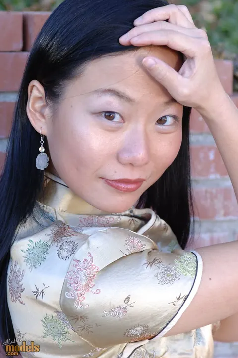 Niya Yu: Thick Asian MILF Stands Naked Outdoors After Stripping by a Wall – photo 1 of 16