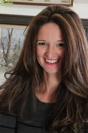 Stephanie Roberts – Tall Brunette MILF Pulls Aside Her Panties to Show Her Pussy