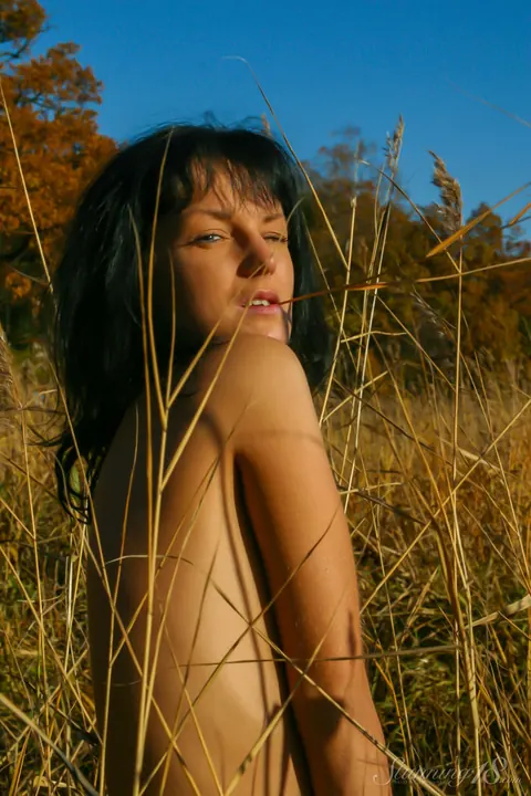 PAWG Brunette Bends Over and Spreads in Long Grass – photo 3 of 16