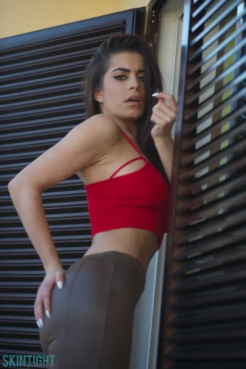 Katie Salmon: Thick British Brunette Bares Her Big Tits in Grey Yoga Pants – photo 2 of 12