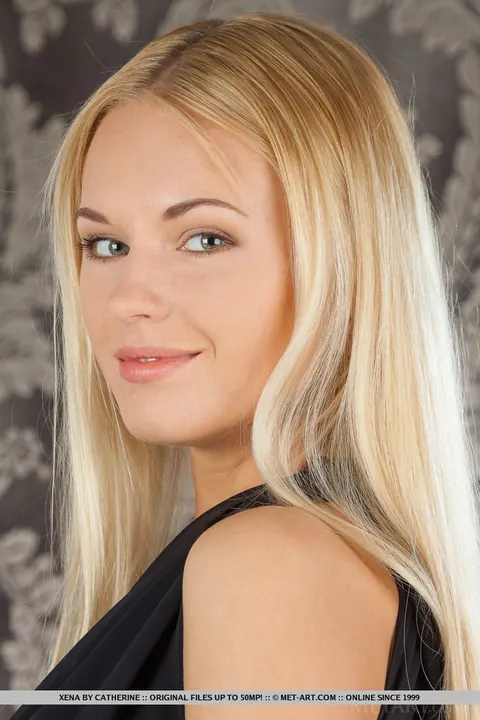 Busty Blonde Woman Spreads Her Shaved Pussy – photo 3 of 18