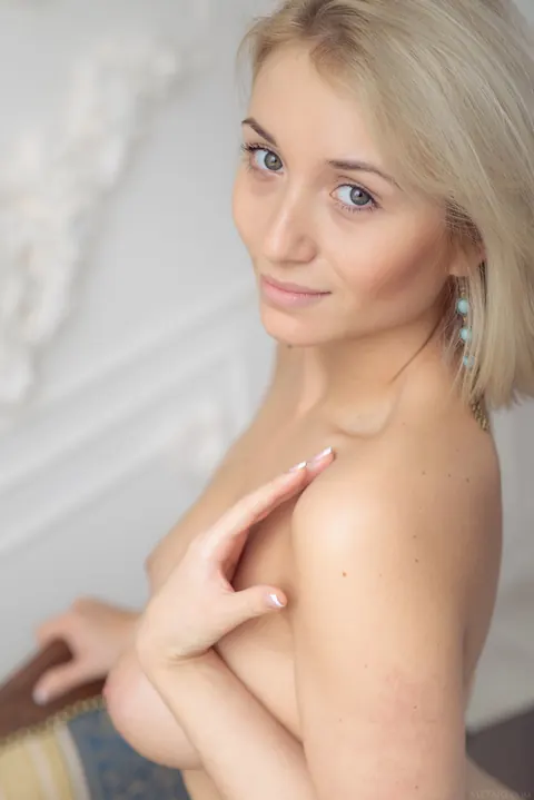 Isabella D: Busty Blonde Spreads Her Pussy in a Glamour Gallery – photo 14 of 21