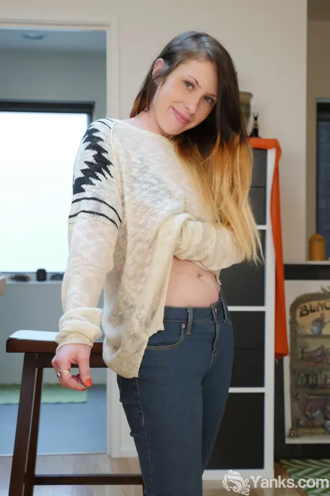 Bella Marie: Thick Latina in Jeans Masturbates with a Dildo – photo 2 of 15
