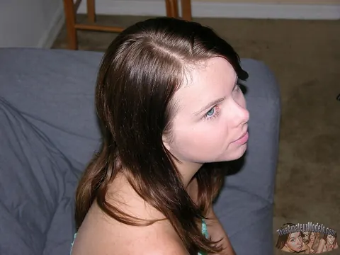Jennifer Bliss: Skinny Amateur Strips to Show Her Trimmed Pussy – photo 6 of 16
