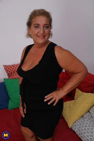 Mature BBW in a Skirt and Panties Fucks a Dildo