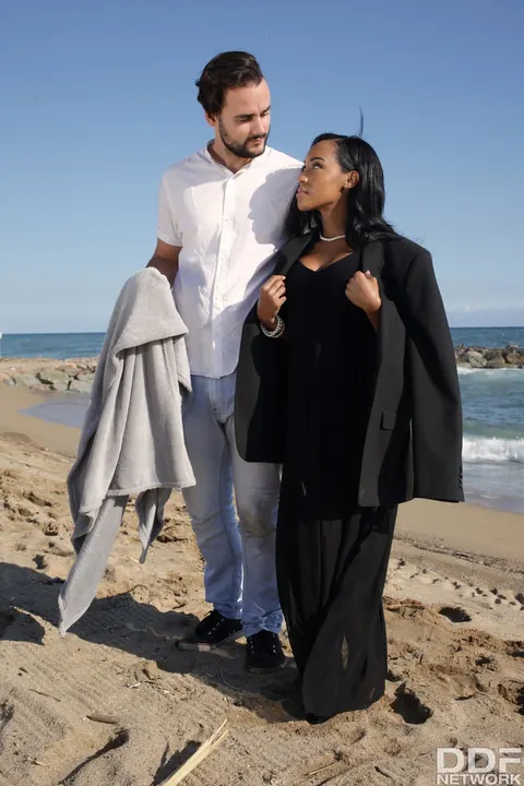 Noe Milk: Ebony Latina Undresses on the Beach for a Blowjob – photo 5 of 17