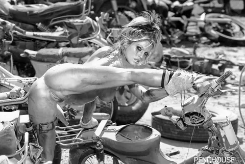 Janine Lindemulder: Busty Blonde MILF in Glasses Spreads Outdoors – photo 12 of 17