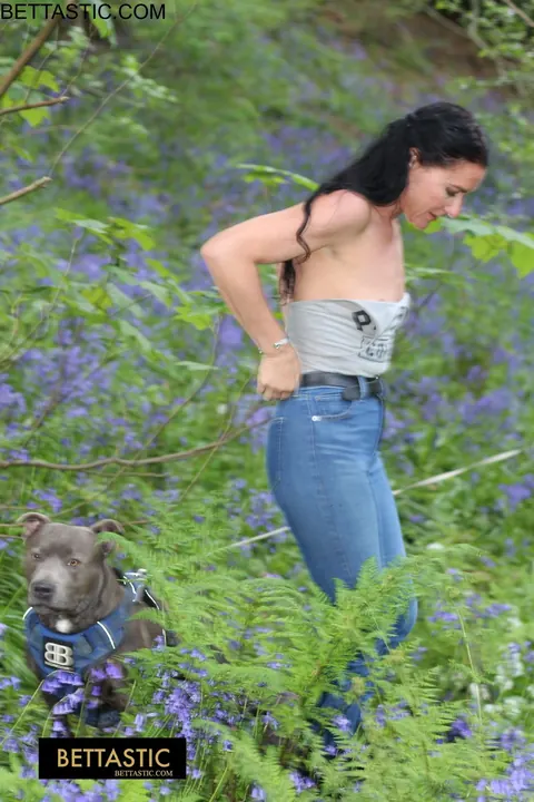 Athletic Brunette MILF Shows Her Fit Body in Jeans Outside – photo 14 of 15