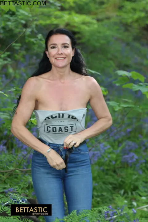 Athletic Brunette MILF Shows Her Fit Body in Jeans Outside – photo 8 of 15