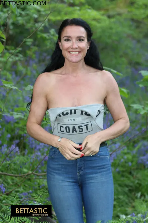 Athletic Brunette MILF Shows Her Fit Body in Jeans Outside – photo 11 of 15