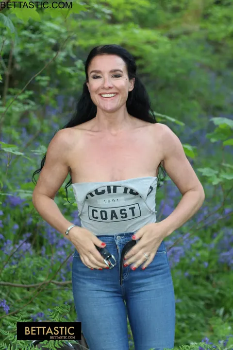 Athletic Brunette MILF Shows Her Fit Body in Jeans Outside – photo 9 of 15