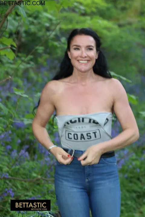 Athletic Brunette MILF Shows Her Fit Body in Jeans Outside – photo 10 of 15