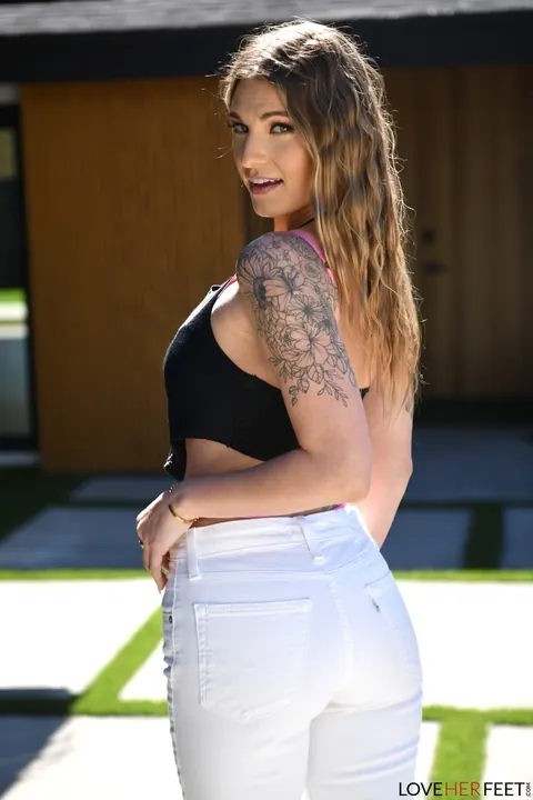 Kenzie Love: Blonde Strips Out of Her Jeans and Shows Her Feet – photo 7 of 20