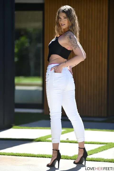 Kenzie Love: Blonde Strips Out of Her Jeans and Shows Her Feet – photo 6 of 20