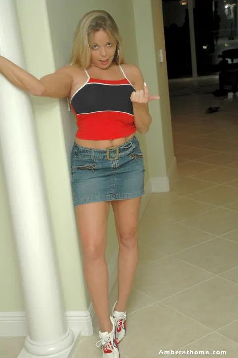 Amber Lynn Bach: Blonde MILF in High Heels Reveals Her Big Enhanced Tits – photo 4 of 15