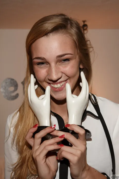 Kendra Sunderland: Tall Busty Blonde in Boots Flashes Her Nude Body – photo 3 of 11