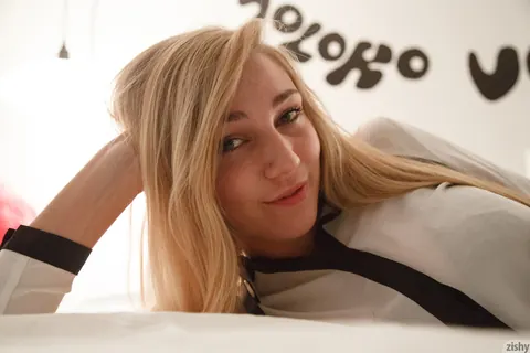 Kendra Sunderland: Tall Busty Blonde in Boots Flashes Her Nude Body – photo 5 of 11