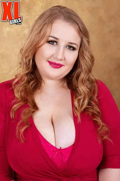 Tessa Orlov: Thick Redhead MILF Strips Out of Her Pink Panties and Skirt – photo 2 of 16