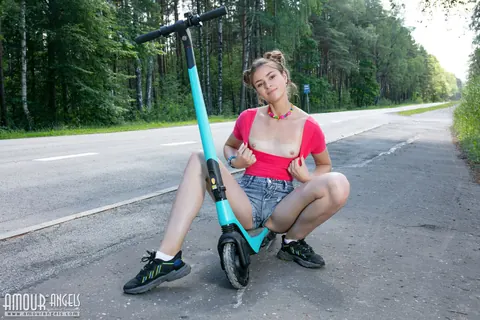 Maria Mendoza: Blonde PAWG Strips Nude in Sneakers at a Public Park – photo 4 of 20