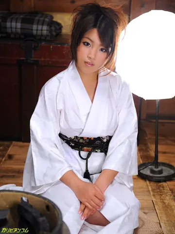 Petite Japanese MILF Lifts Her Skirt for a Creampie