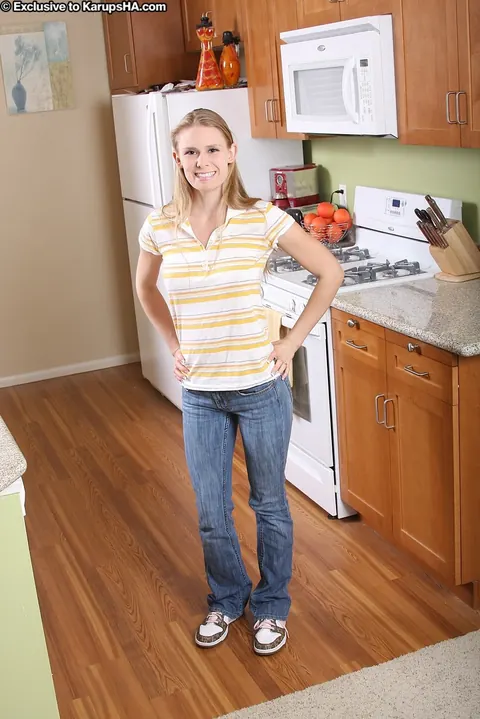 Sunset diamond: Busty Blonde Strips Off Her Jeans and Panties to Spread Wide – photo 1 of 21