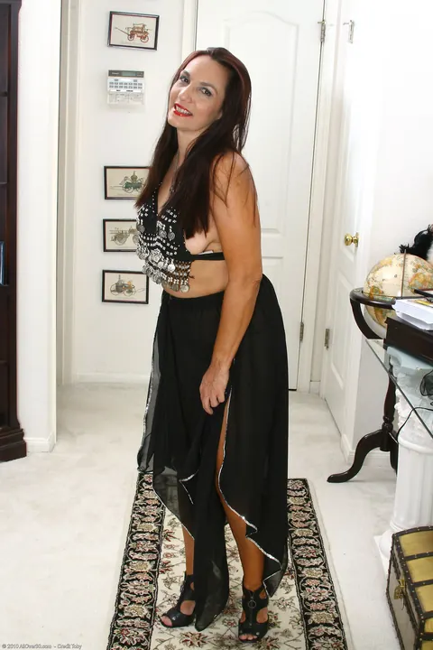 Tall Mature BBW Shows Off Her Big Ass on All Fours – photo 2 of 20