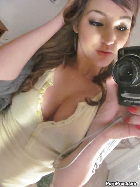 Holly Michaels: Tall Brunette Amateur with Big Natural Tits Spreads Her Shaved Pussy – photo 5 of 16