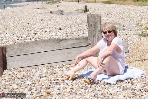 Speedy Bee: Mature European BBW in a Bikini and Heels Poses on the Beach – photo 16 of 20